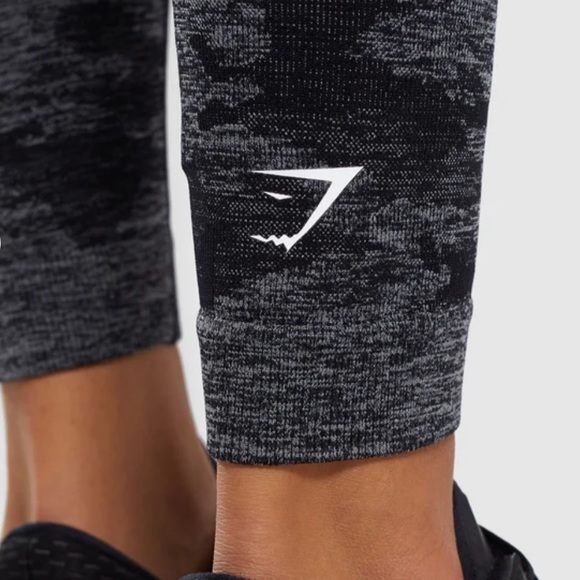 Gymshark Seamless high waist camo leggings. Size small - Picture 5 of 10